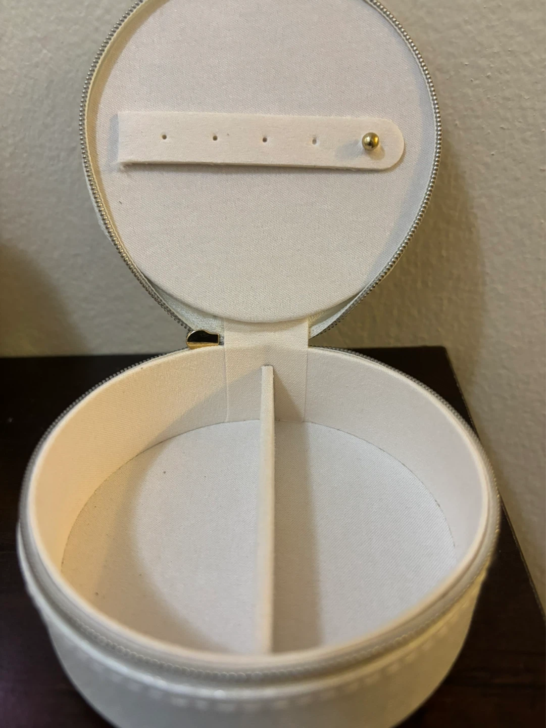 NEW-White Faux Leather Jewelry Case with Pearls - photo 2