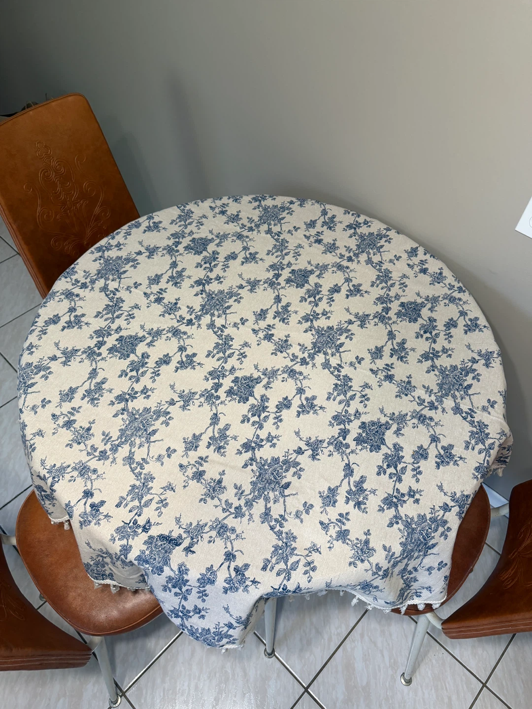 Retro Round Kitchen Table with 4 Chairs