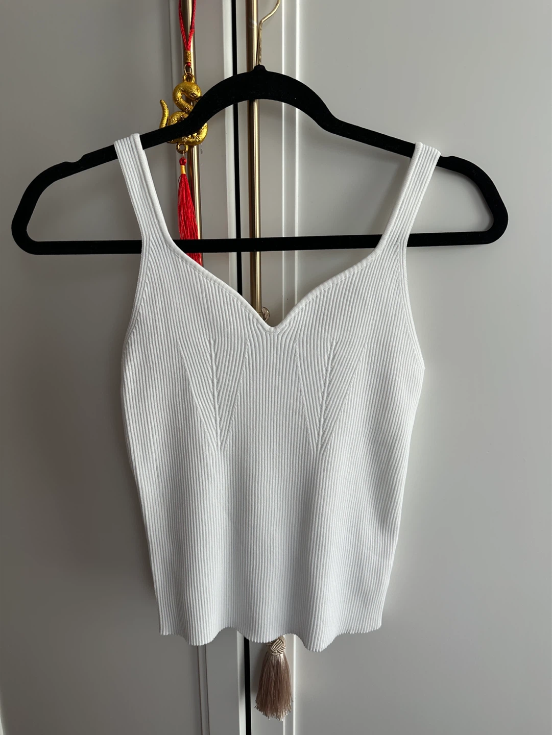 Love, Bonito White Ribbed V-Neck Tank Top
