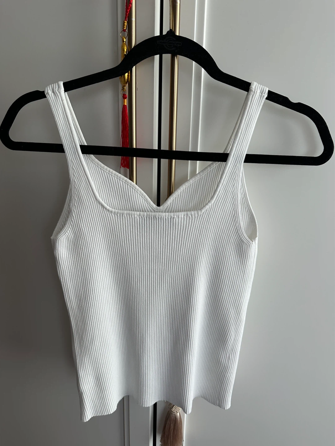 Love, Bonito White Ribbed V-Neck Tank Top - photo 2
