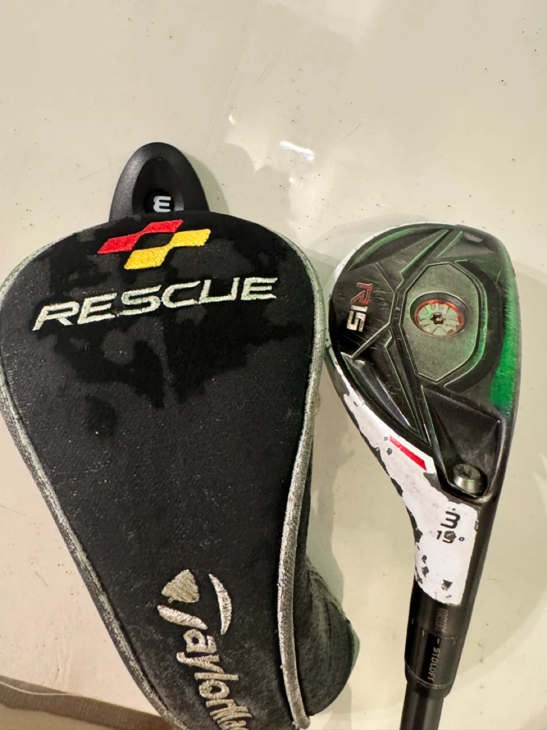 TaylorMade R15 3 Hybrid with headcover