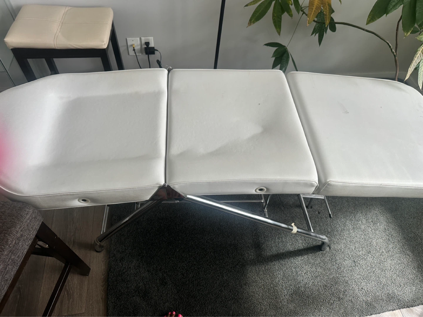 Selling my eyelash table!!!!