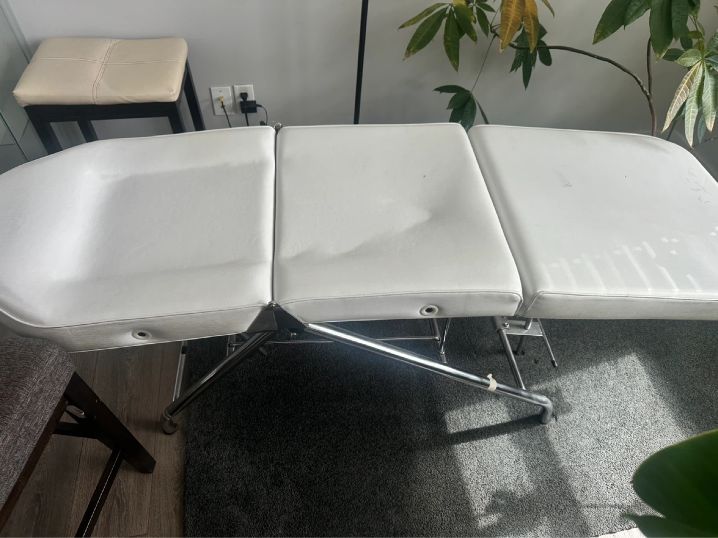 Selling my eyelash table!!!! - photo 3