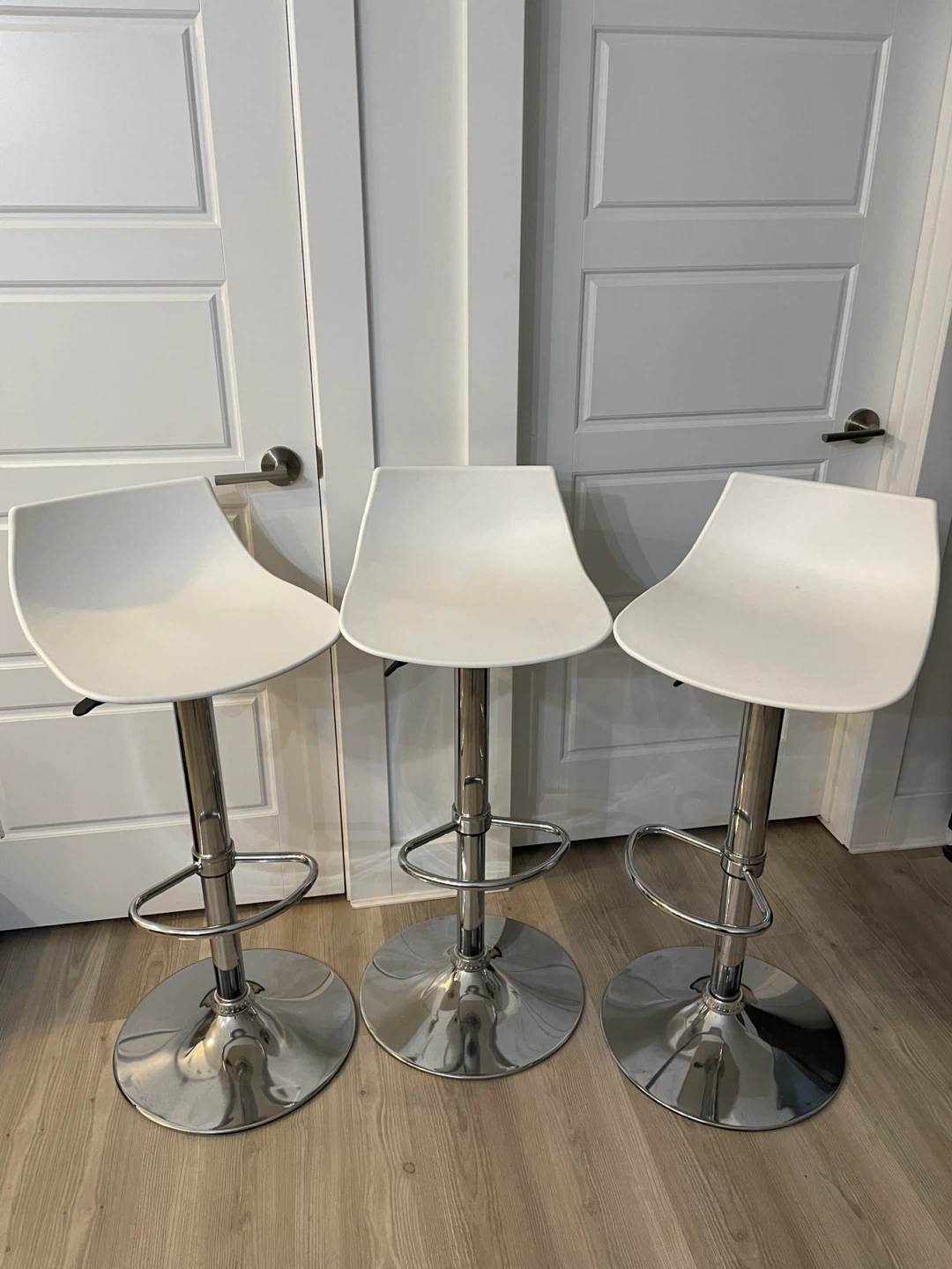 Set of 3 White Adjustable Bar Stools - photo 3