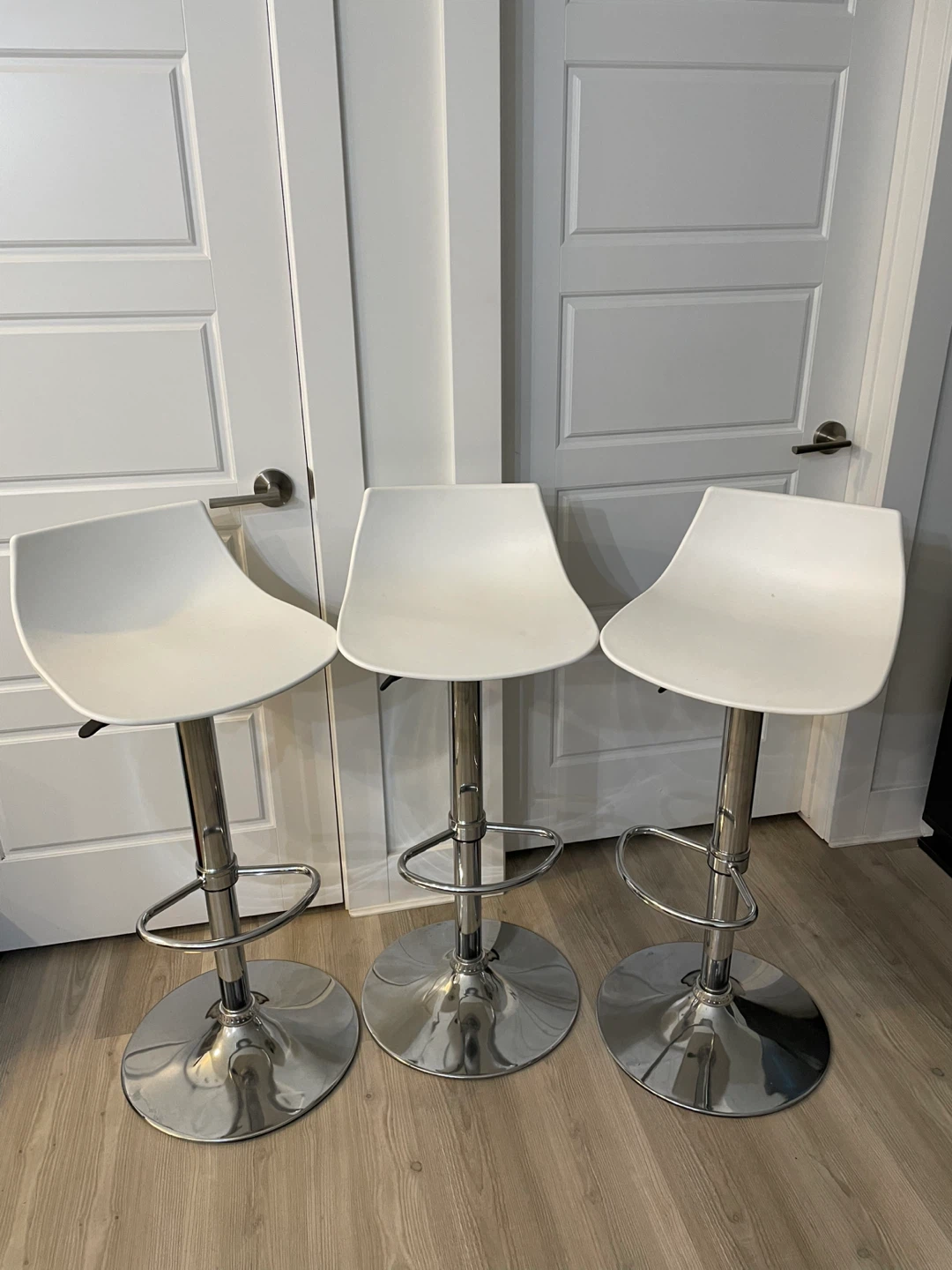 Set of 3 White Adjustable Bar Stools - photo 2