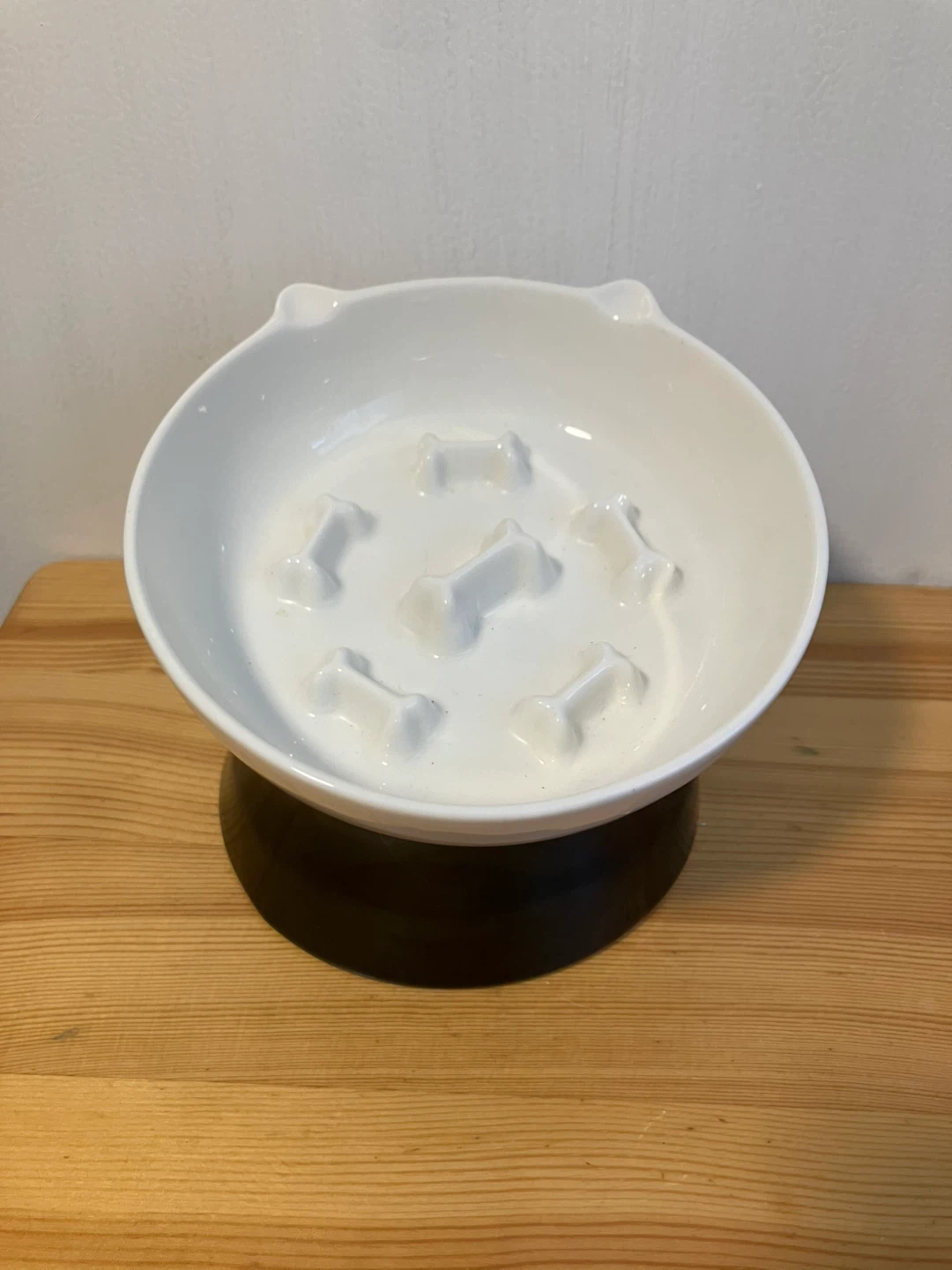 Ceramic elevated slow feeder