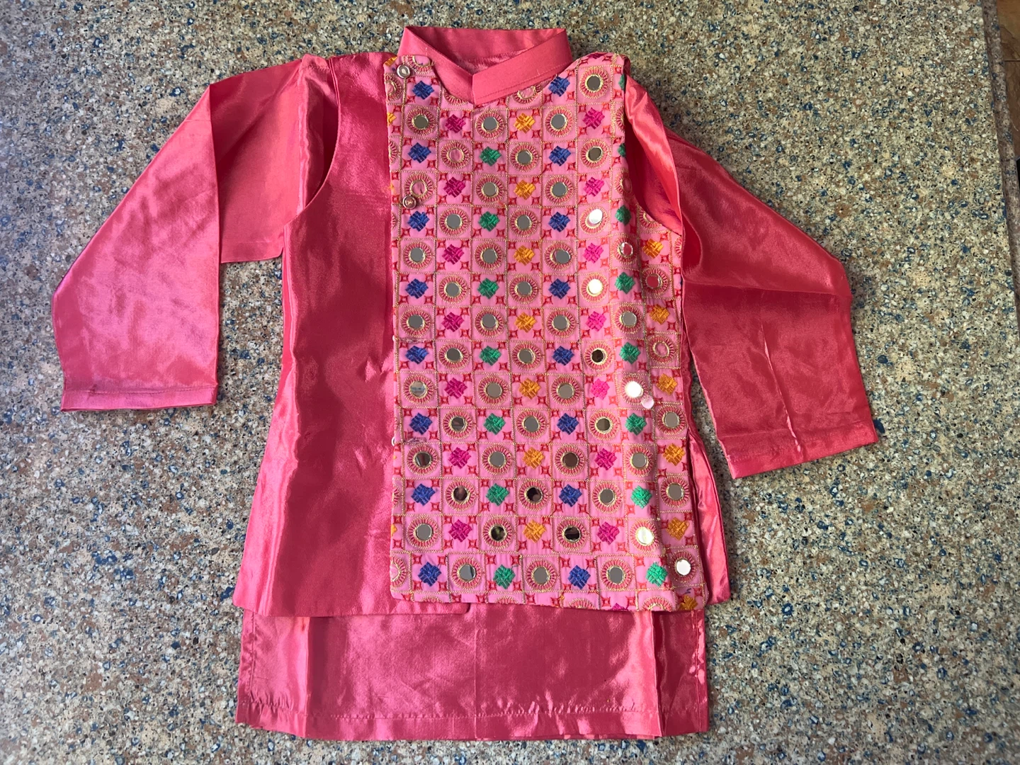 LAAM Gummy Bear Kidswear Outfit - Size 4-5Y - photo 2