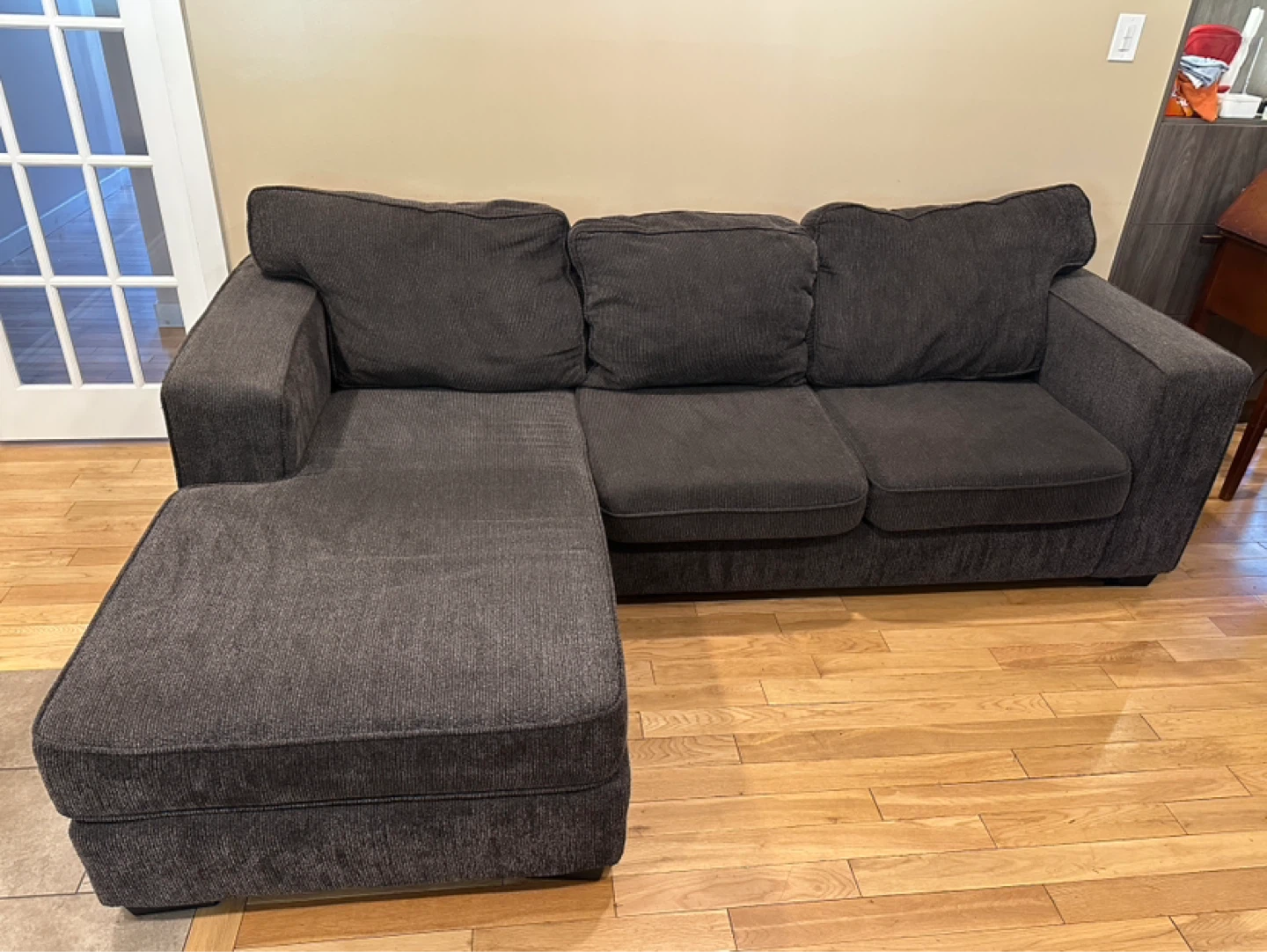 Modern Grey Sectional Sofa with Reversible Chaise (CAN DELIVER)