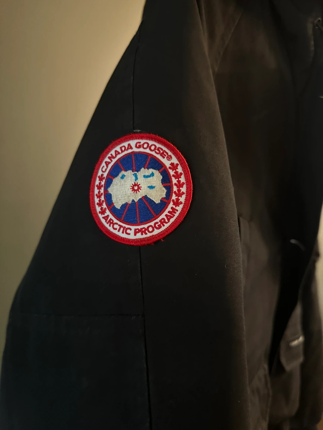 Canada Goose Bomber Jacket – Women’s Medium - photo 2
