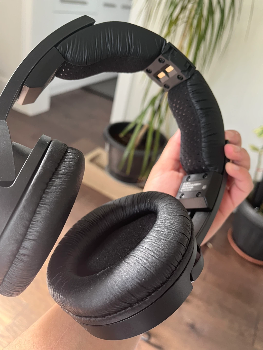 Sony Wireless Headphones with Charging Stand and Accessories - photo 4