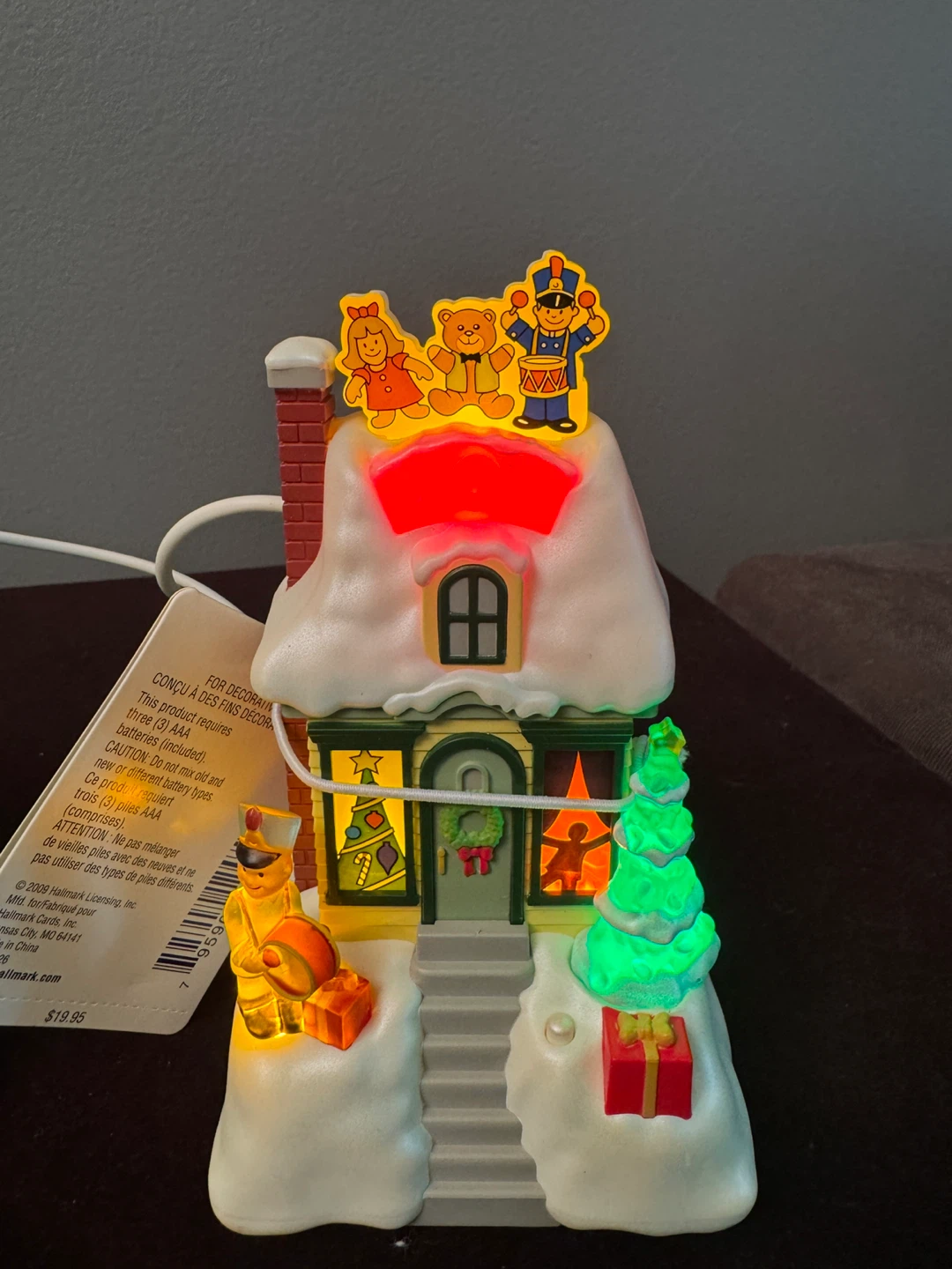 4 Hallmark Caroling Cottages Christmas Village Houses - photo 5