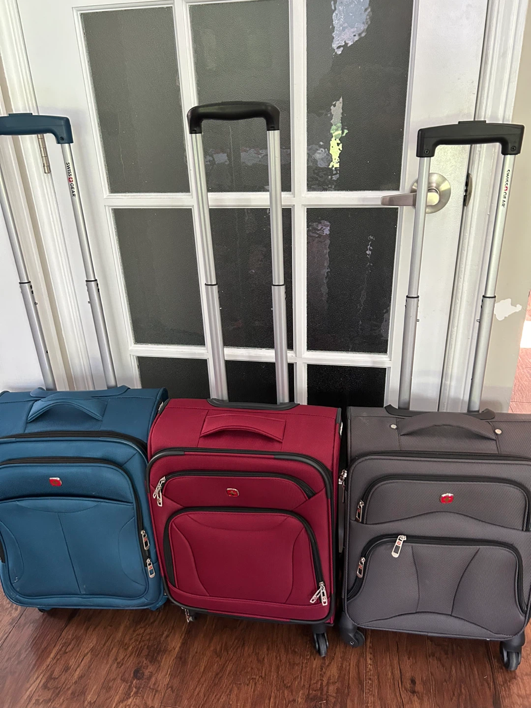 Swiss Gear Luggage Set - 3 Pieces - photo 2