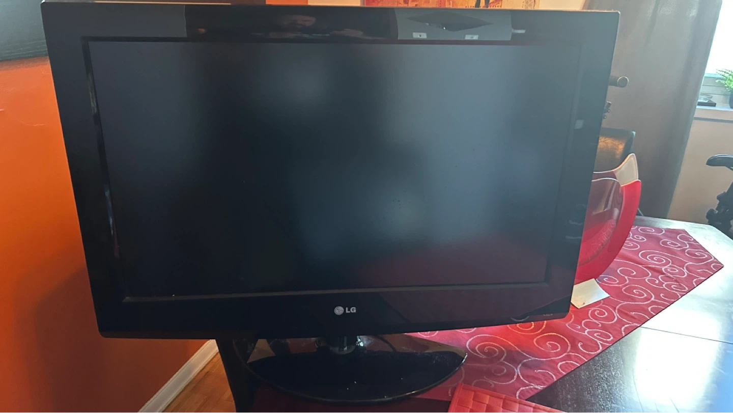 LG Flat Screen TV 32 inch
