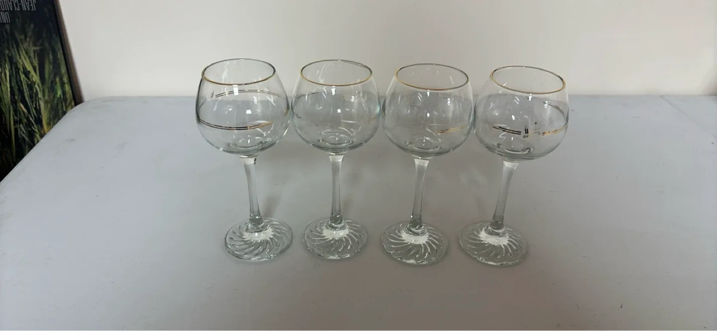 Set of 4 Clear Wine Glasses with Gold Rim