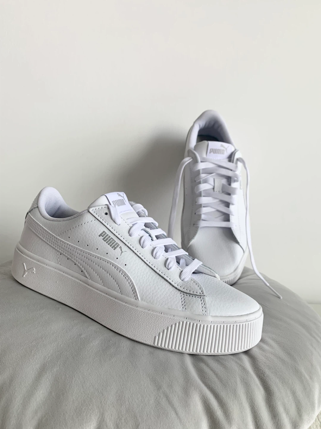 BRAND NEW & LEATHER Puma white sneakers