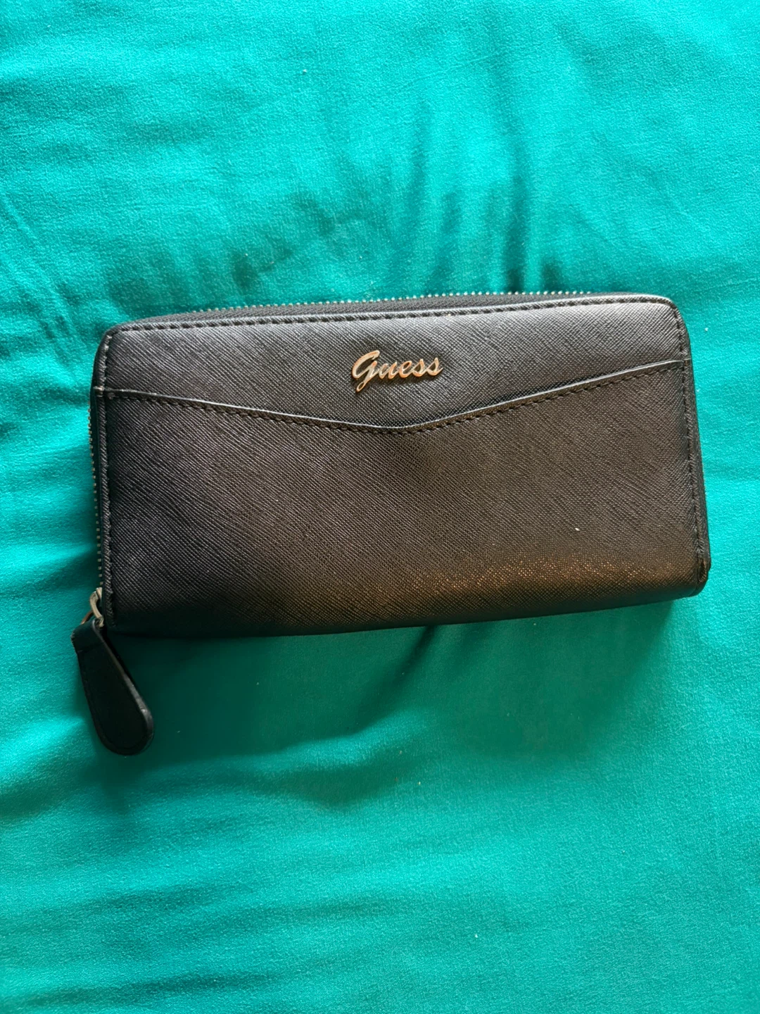 Guess zip around wallet