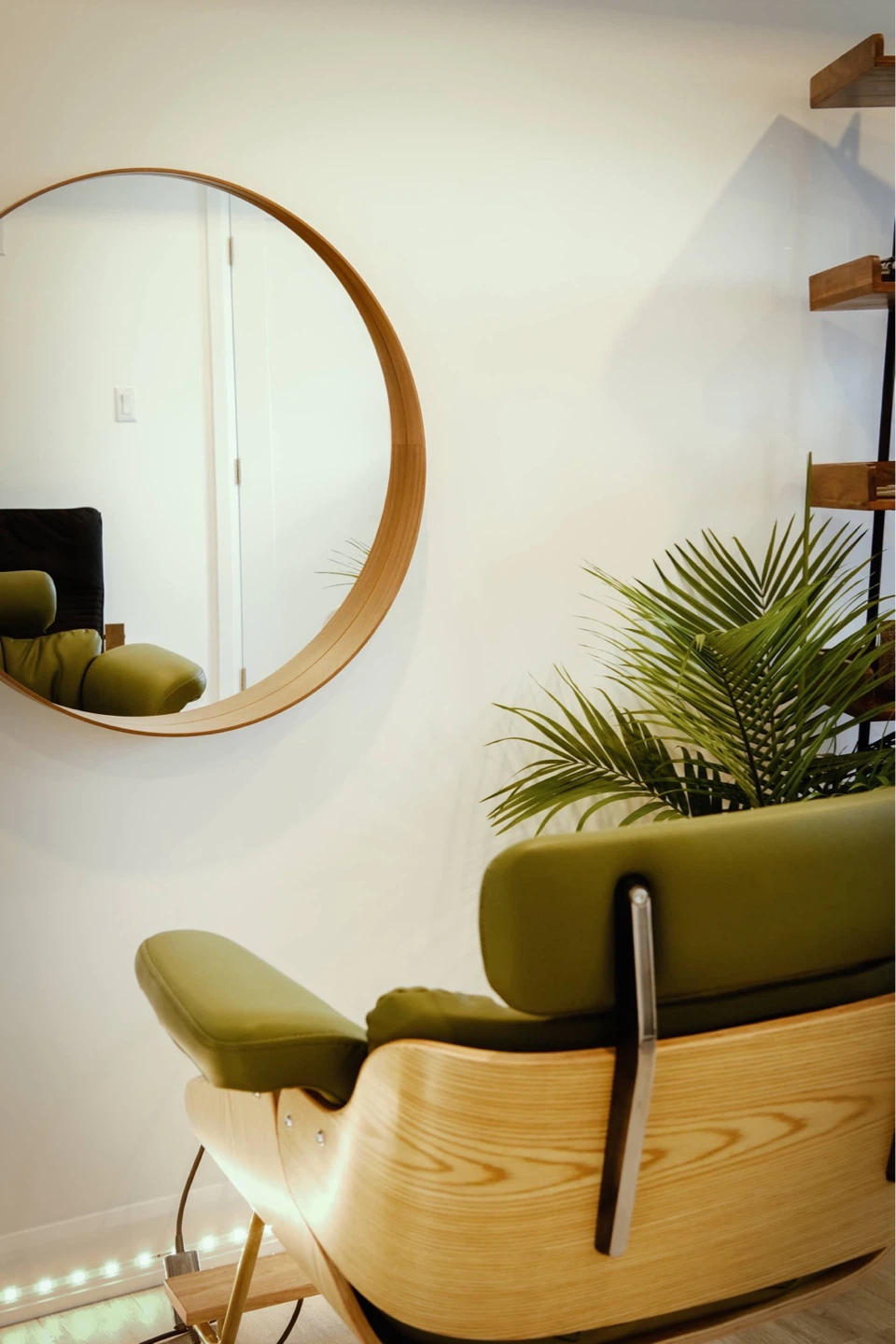 Green Leather Salon Barber Chair with Bamboo Frame