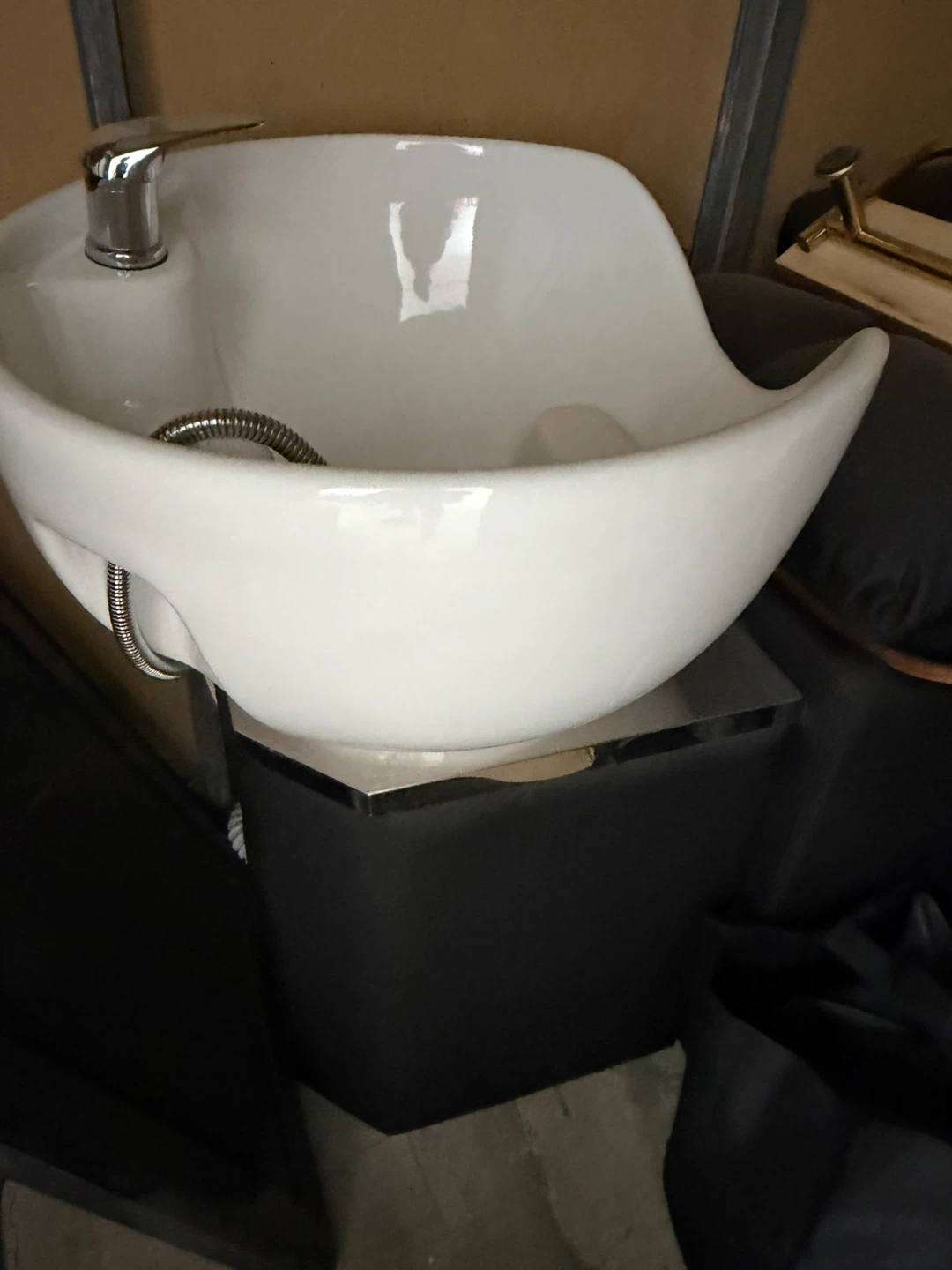 Salon Shampoo Lounge with White Ceramic Basin and Faucet - photo 5