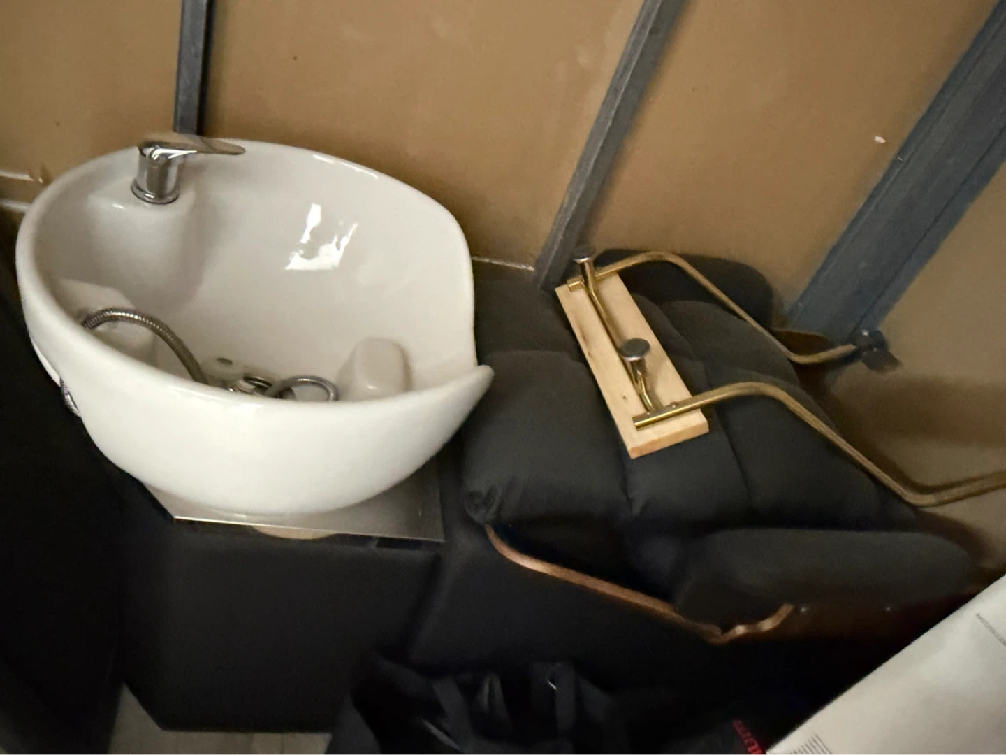 Salon Shampoo Lounge with White Ceramic Basin and Faucet - photo 4