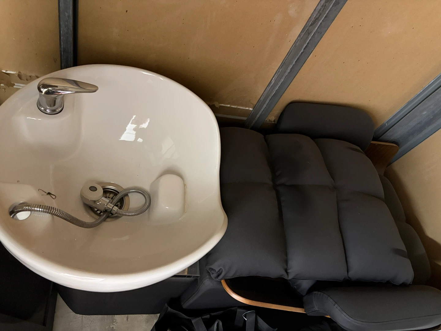 Salon Shampoo Lounge with White Ceramic Basin and Faucet - photo 2