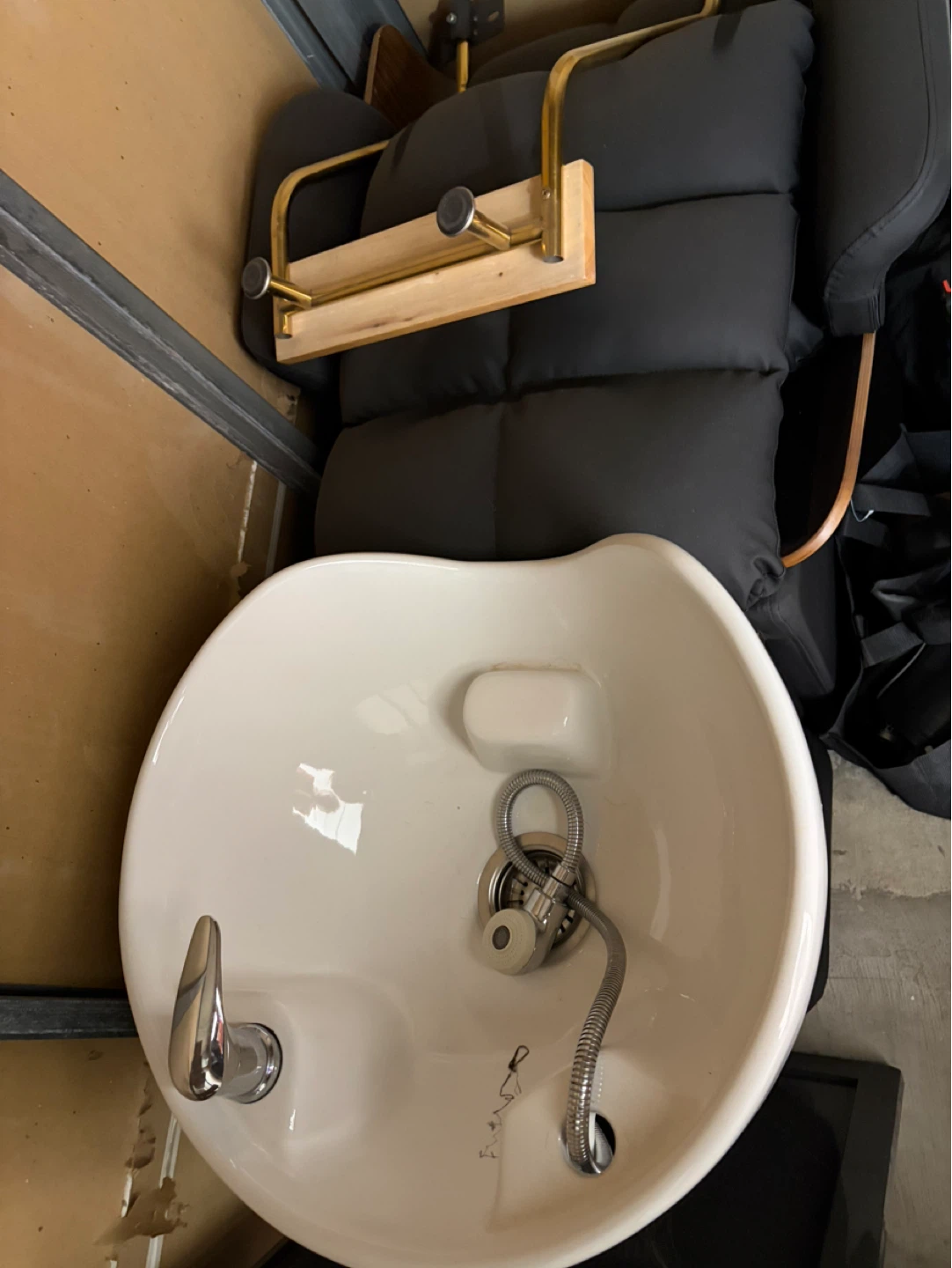 Salon Shampoo Lounge with White Ceramic Basin and Faucet - photo 3