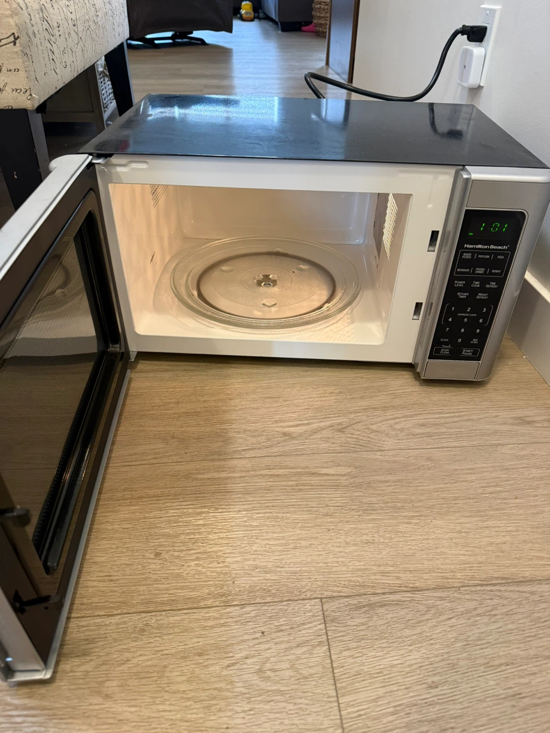 Hamilton Beach Microwave Oven - photo 3