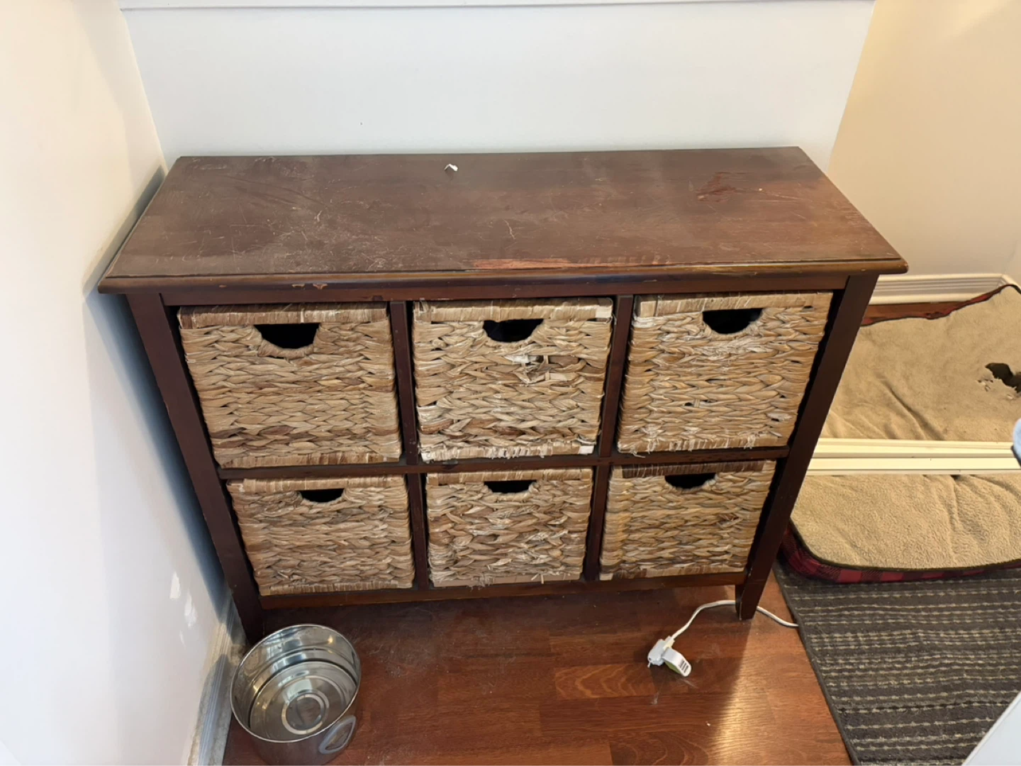 Wooden storage unit with 6 woven baskets