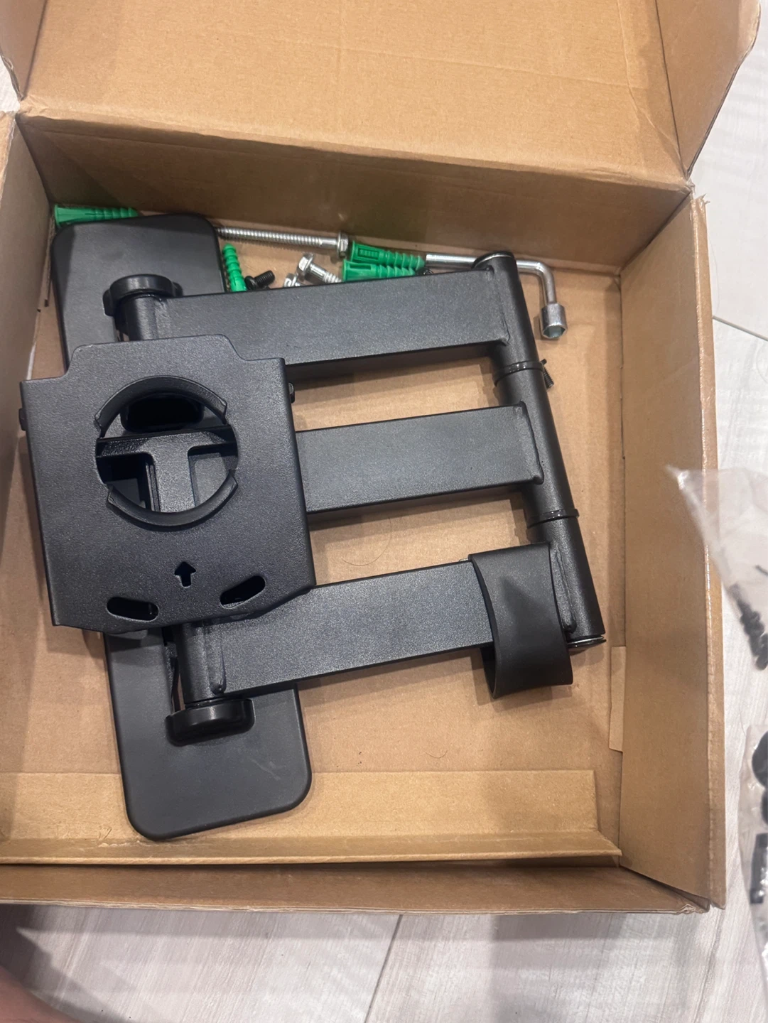 📺 UNIVERSAL FULL-MOTION TV WALL MOUNT – LIKE NEW 📺