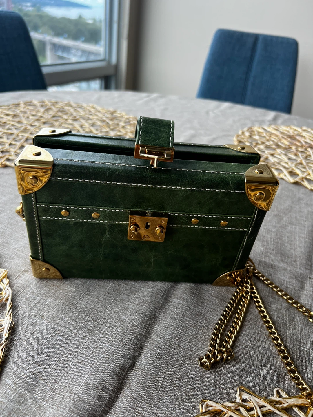 Limited edition Green trunk-style clutch with gold chain - photo 2
