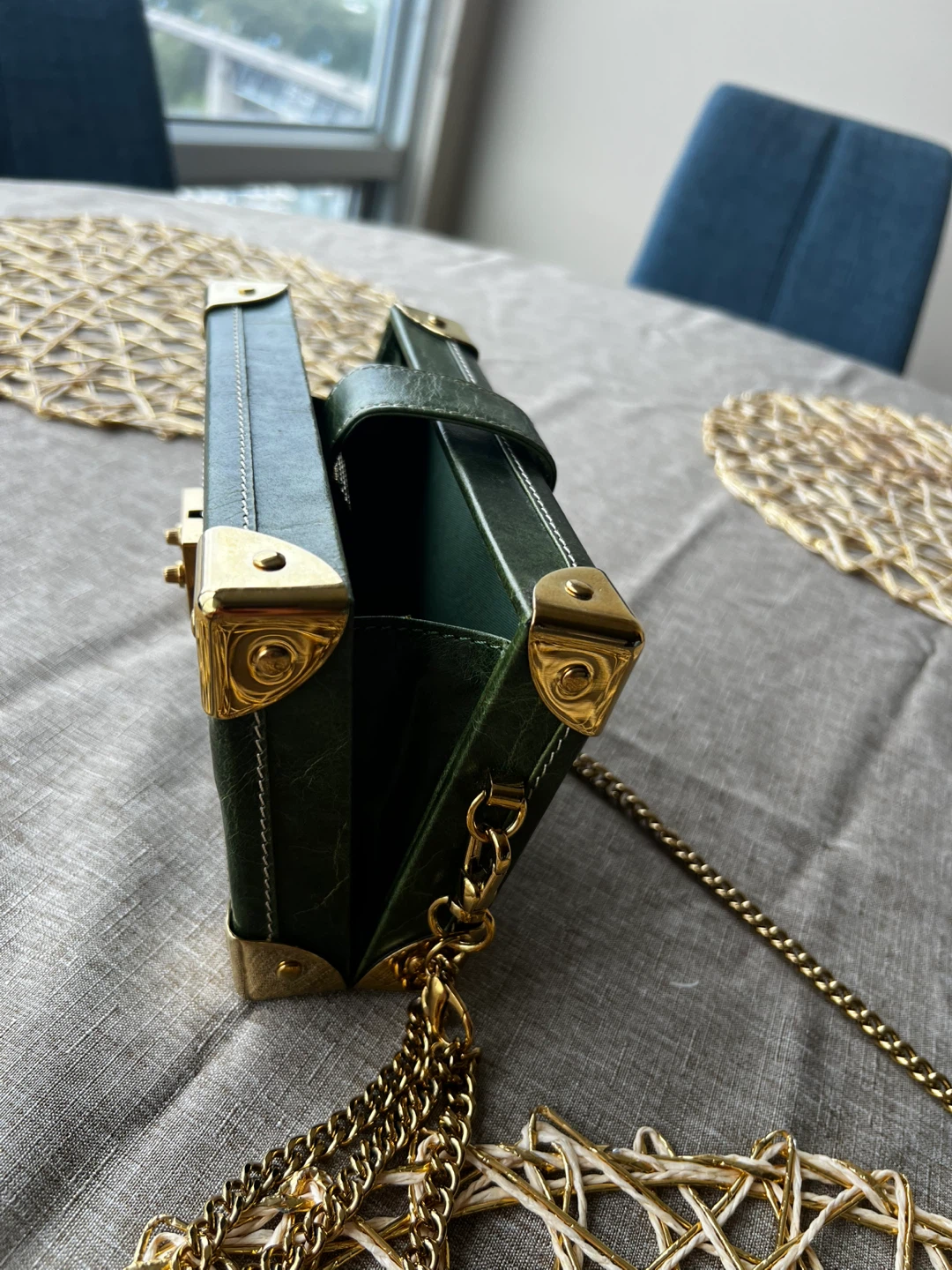 Limited edition Green trunk-style clutch with gold chain - photo 3