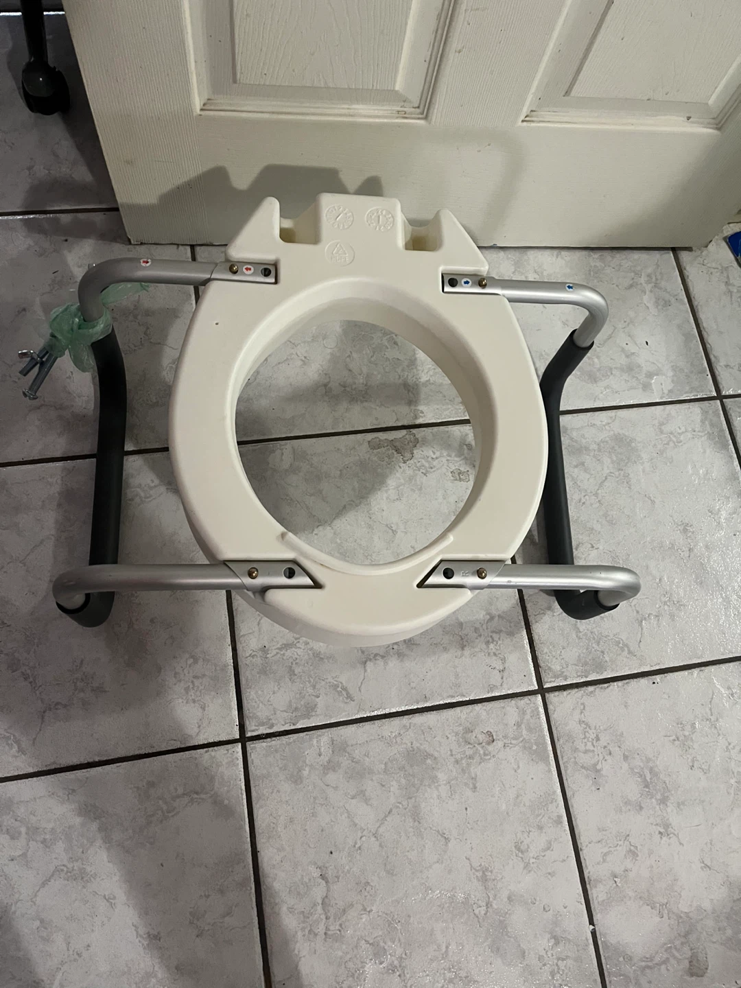 Toilet Seat Raiser with Handles - photo 3
