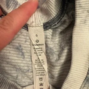 Lululemon T-Shirt Size 6