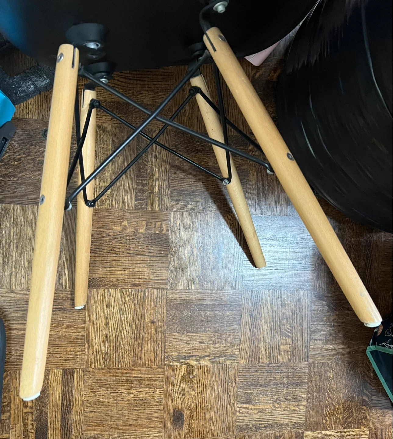 Black molded plastic chair with wooden legs - photo 2