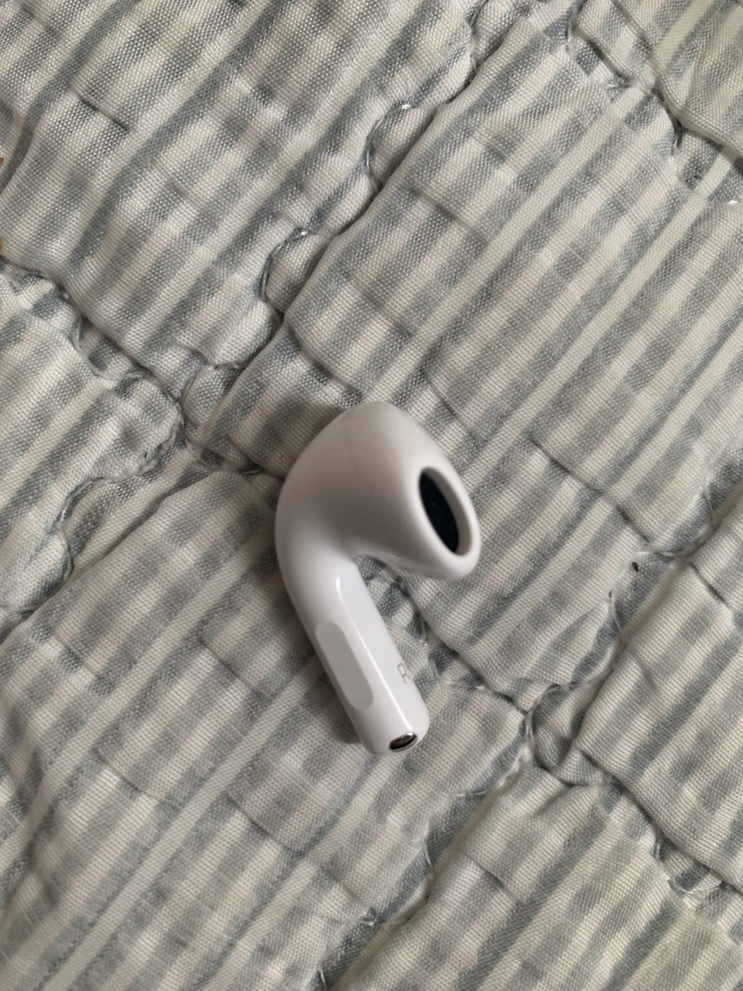 Apple AirPods 4 (Right Earbud) - photo 2
