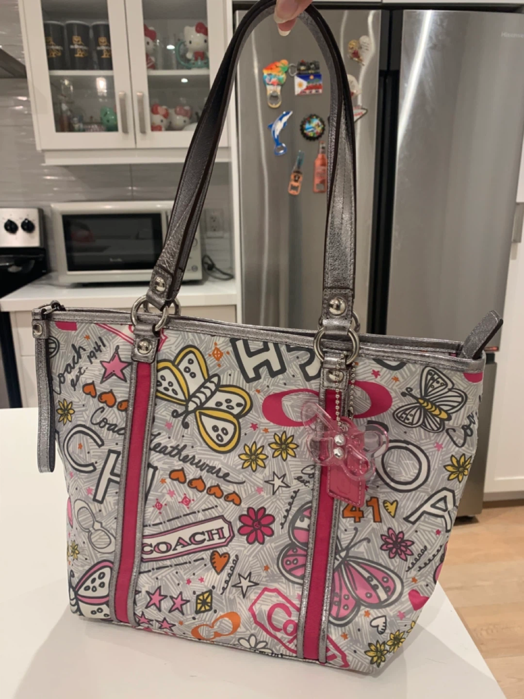 🦋 Coach Silver & Pink Signature Graffiti Tote Bag Firm Price 🦋