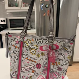🦋 Coach Silver & Pink Signature Graffiti Tote Bag Firm Price 🦋