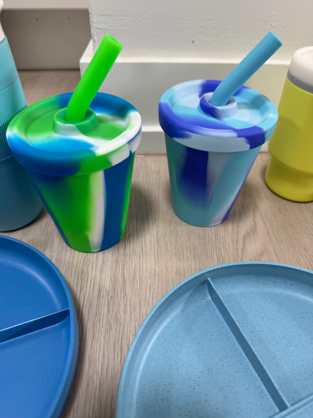 Toddler (hardly used!) mealtime cups & plates - photo 4