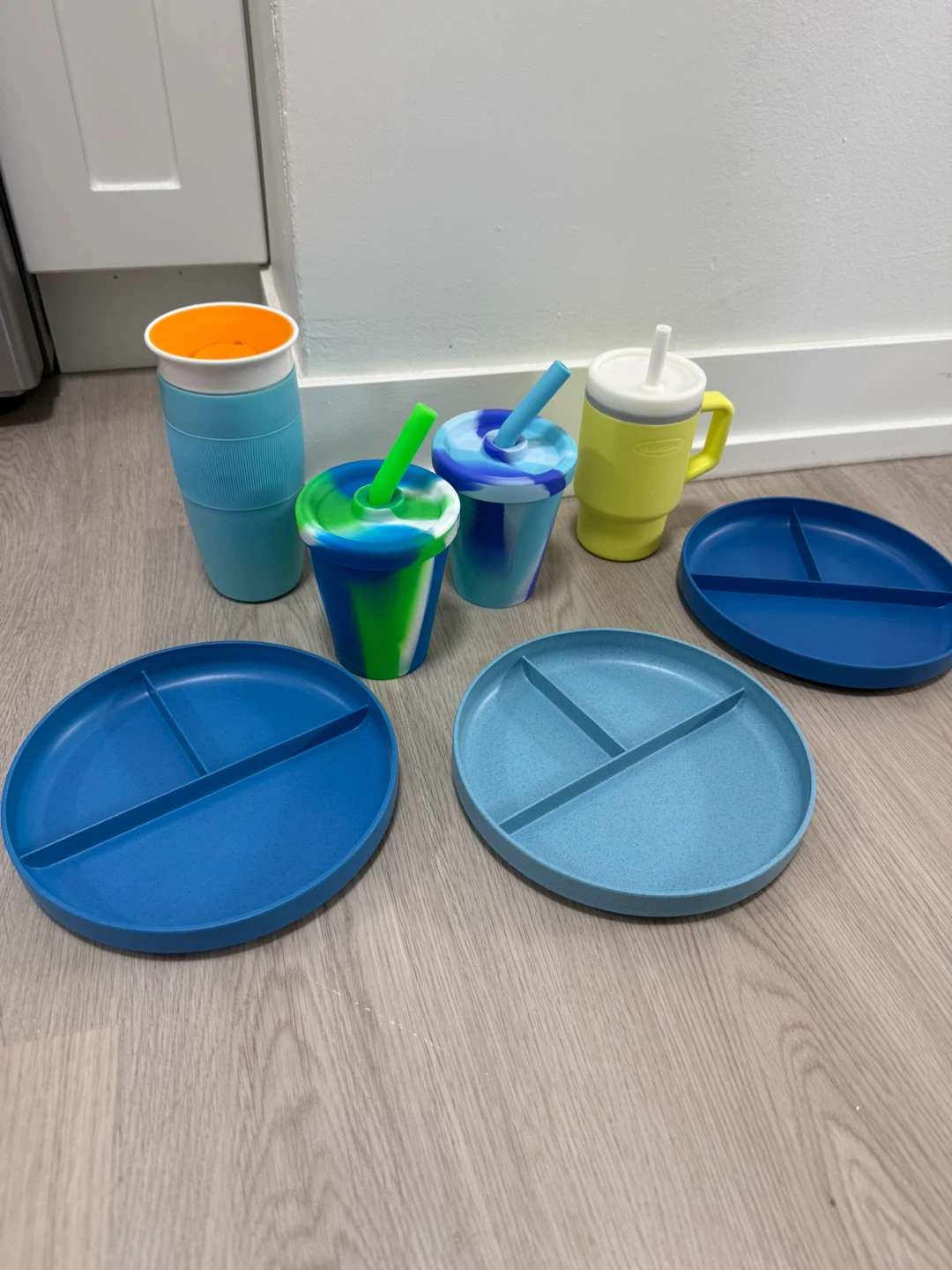 Toddler (hardly used!) mealtime cups & plates