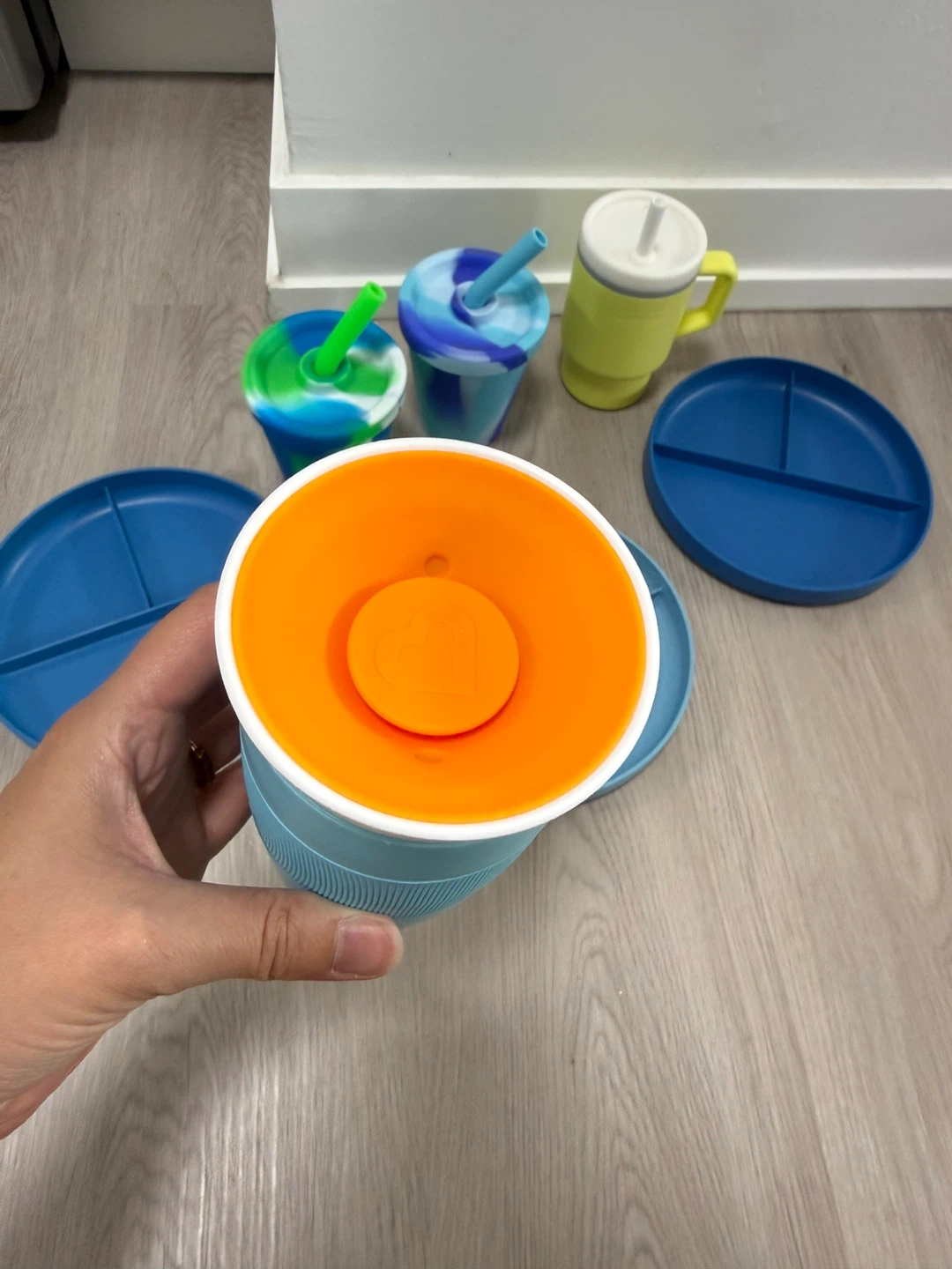 Toddler (hardly used!) mealtime cups & plates - photo 2