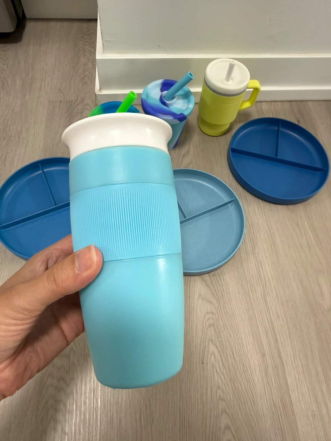 Toddler (hardly used!) mealtime cups & plates - photo 3