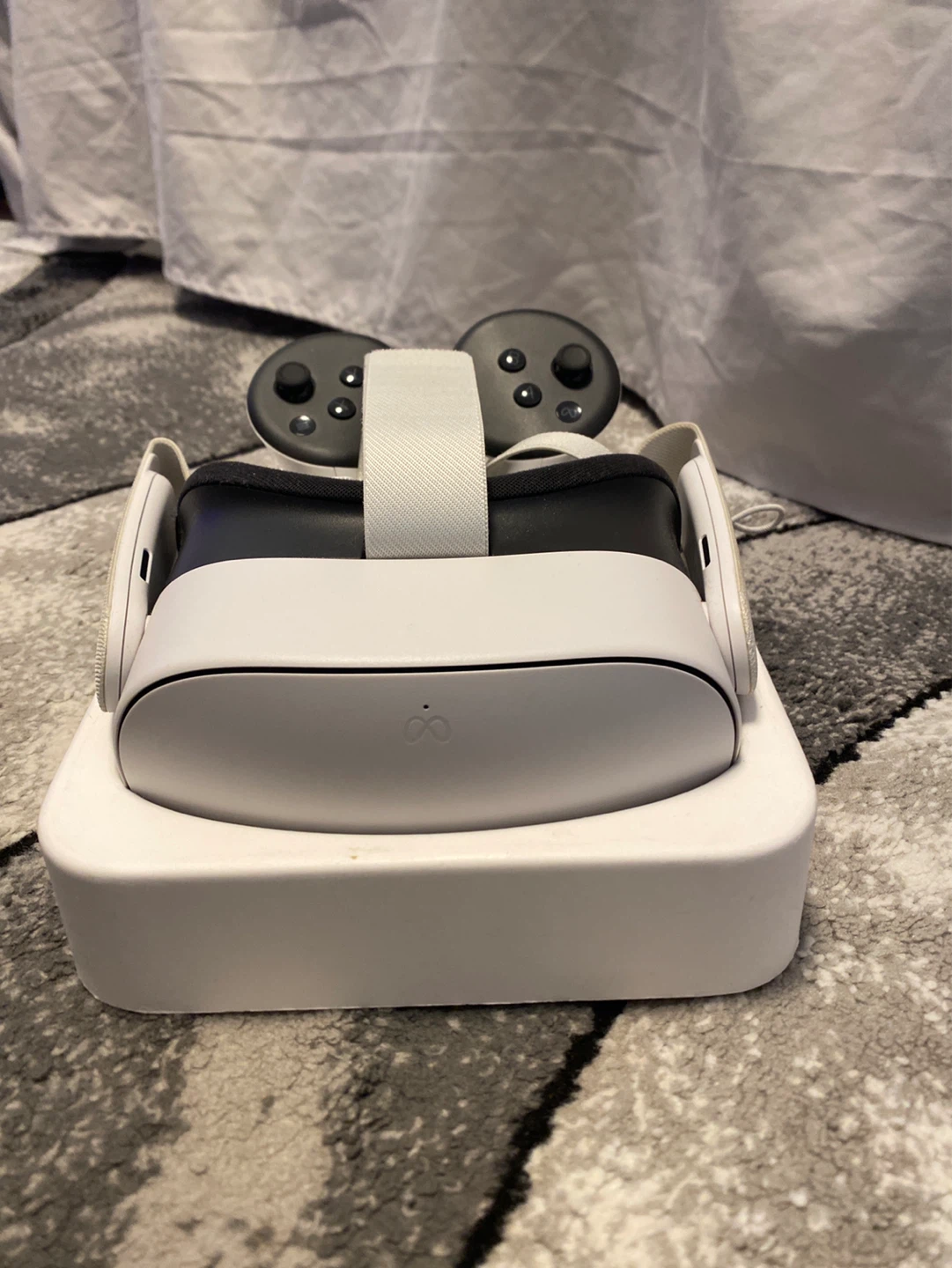 Meta Quest 2 VR Headset with Controllers - photo 2