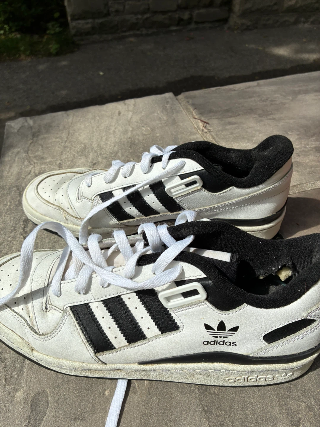 Men size 9 EU 42.5 Adidas Originals Forum Low Top running shoe
