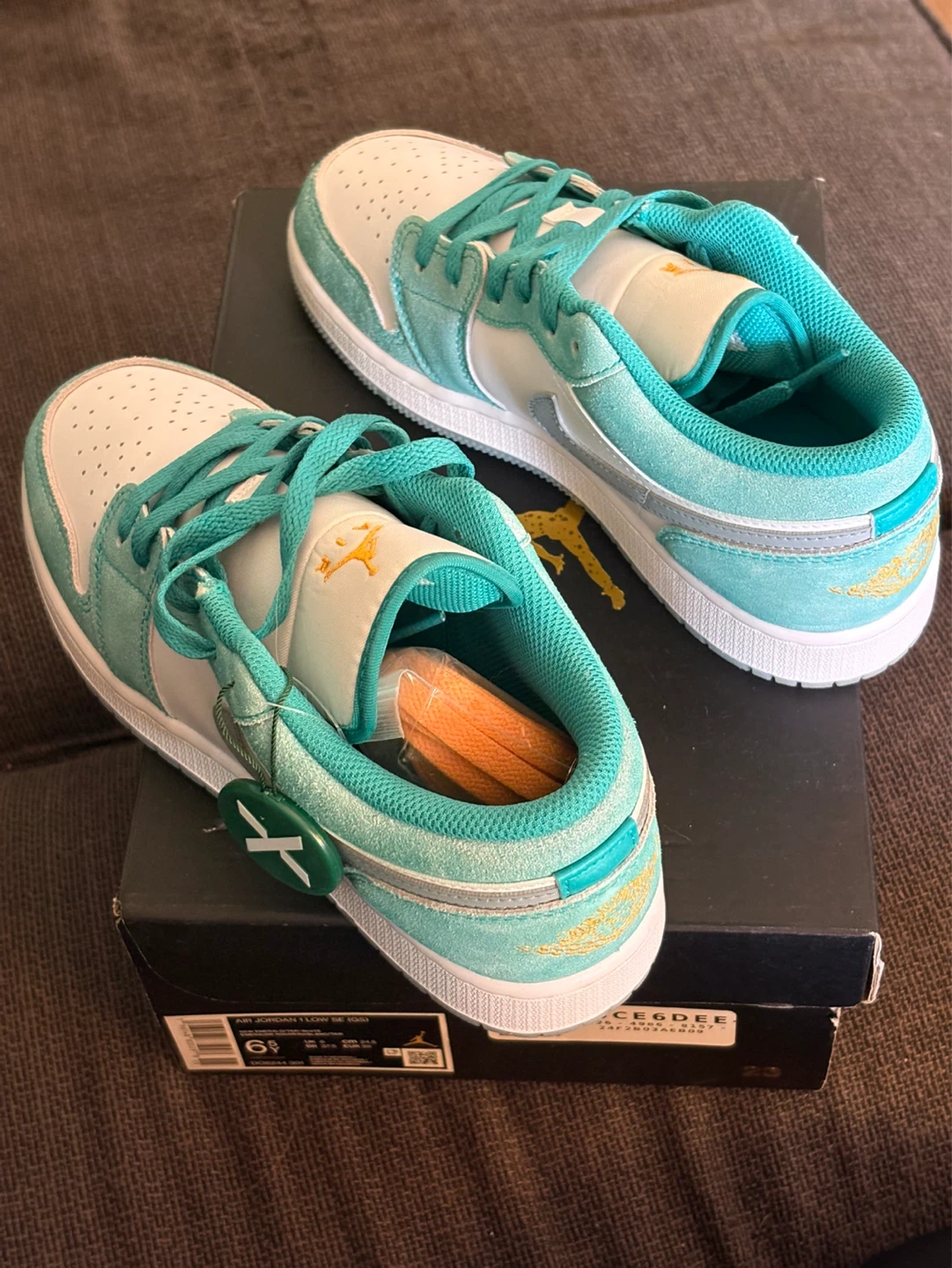 Air Jordan 1 Low SE (GS) "New Emerald" Sneakers - photo 4