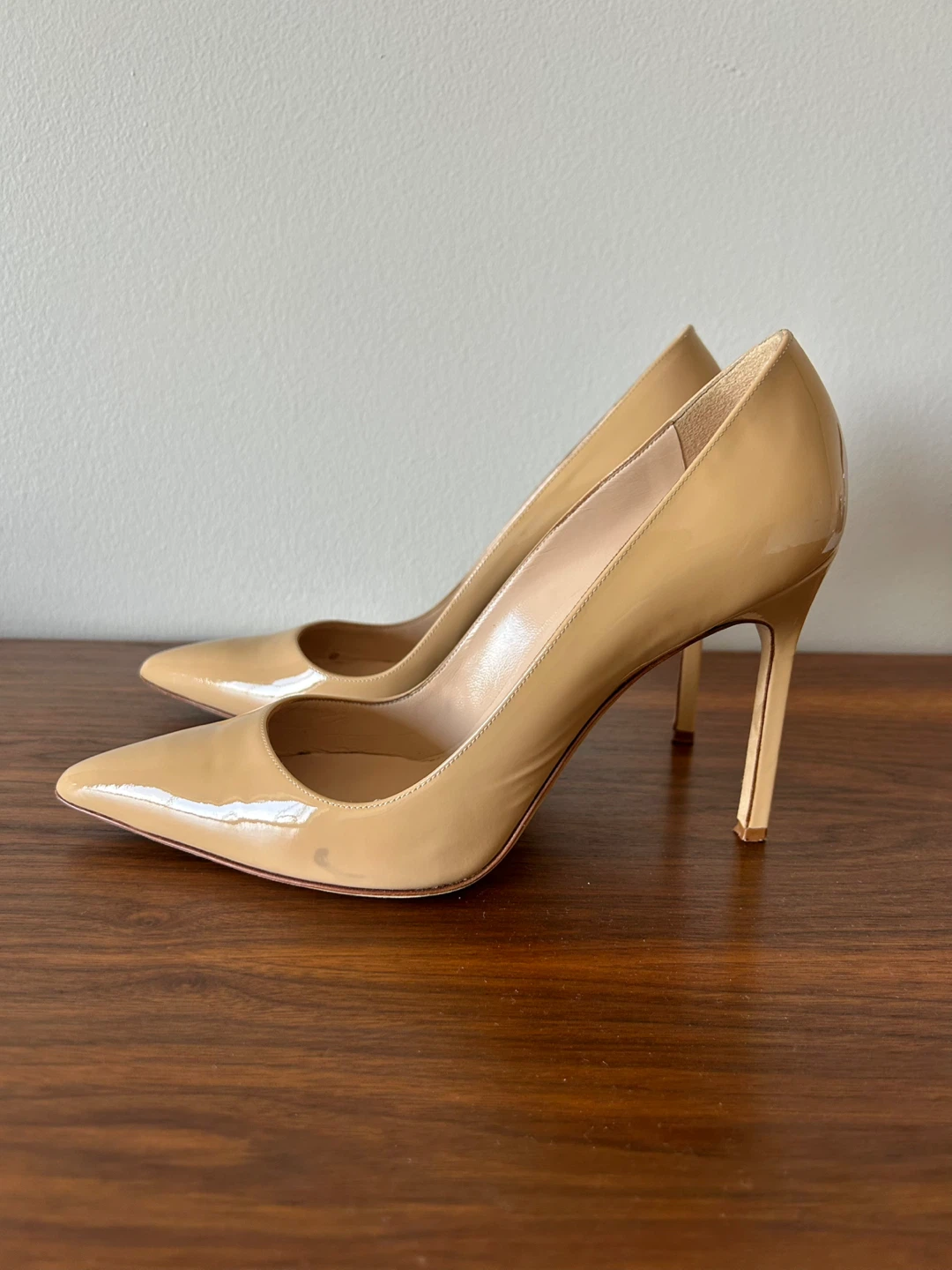 Manolo Blahnik BB 105 Pointed-Toe Nude Patent Leather Pumps 38.5 - photo 5