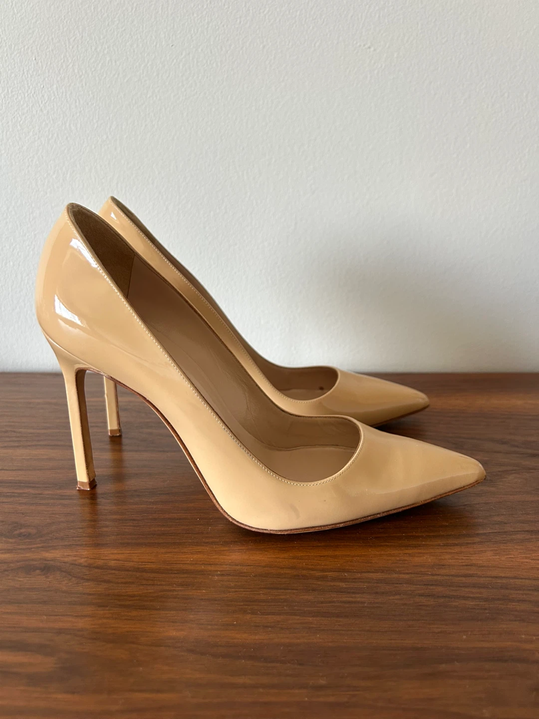 Manolo Blahnik BB 105 Pointed-Toe Nude Patent Leather Pumps 38.5 - photo 4