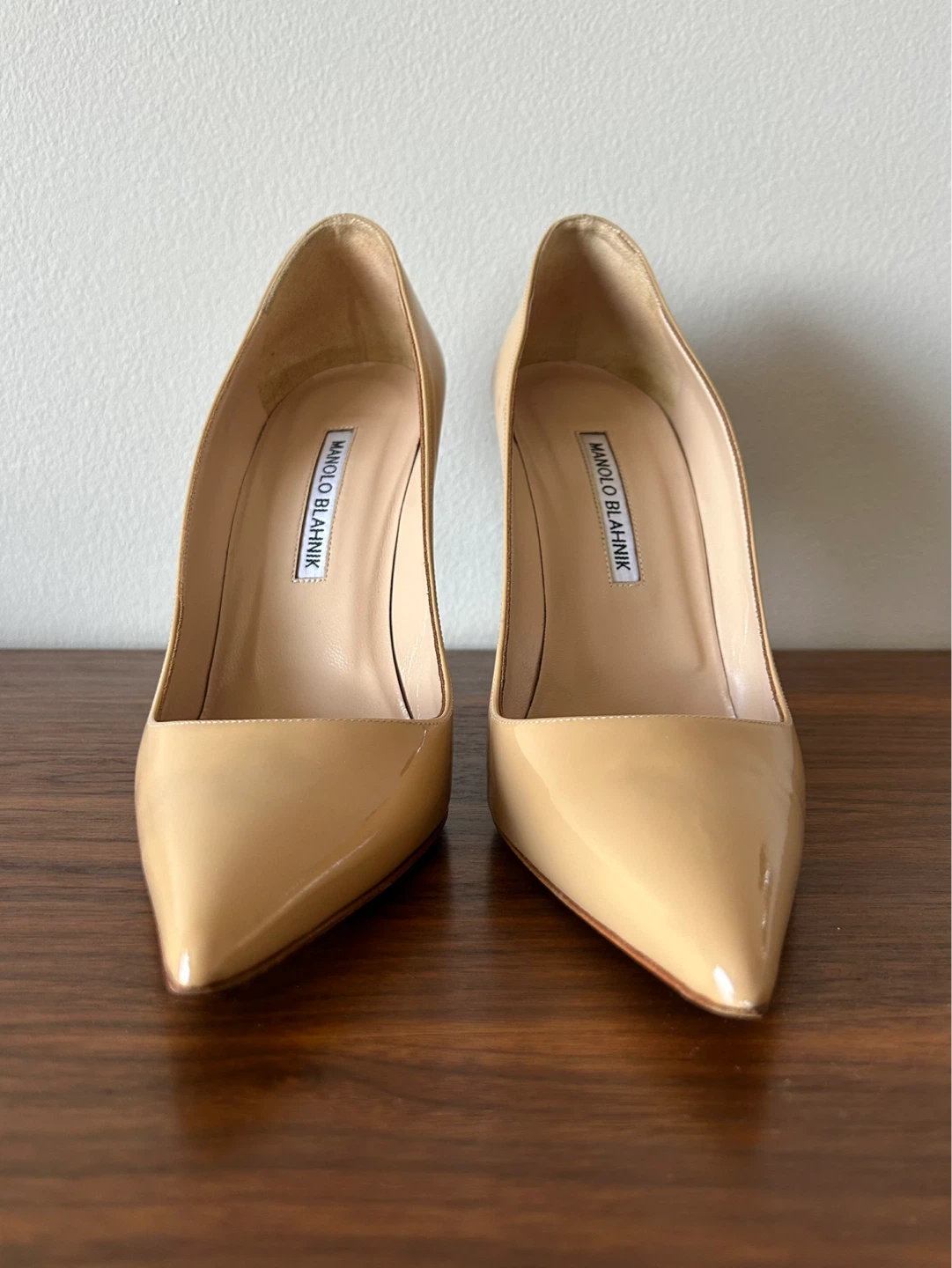Manolo Blahnik BB 105 Pointed-Toe Nude Patent Leather Pumps 38.5 - photo 3
