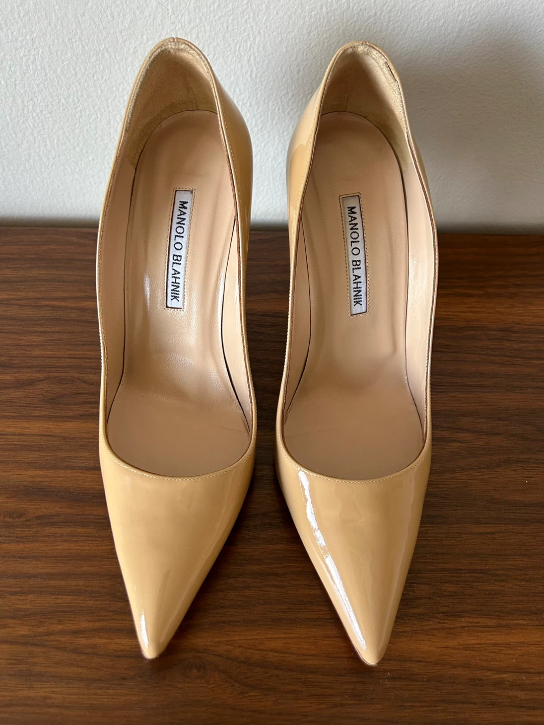 Manolo Blahnik BB 105 Pointed-Toe Nude Patent Leather Pumps 38.5 - photo 2