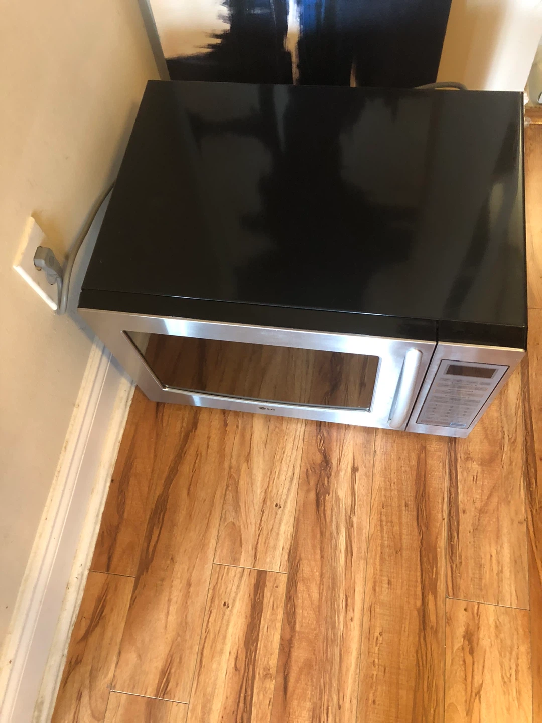 LG Microwave Oven - photo 4