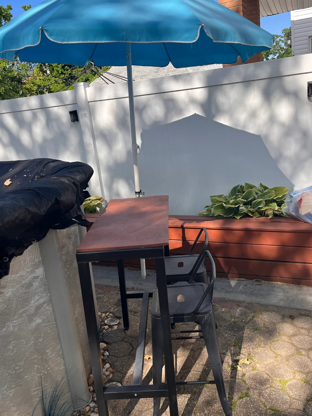 Moving Sale - Swim Up Bar with Umbrella & 2 Metal Stools - photo 2