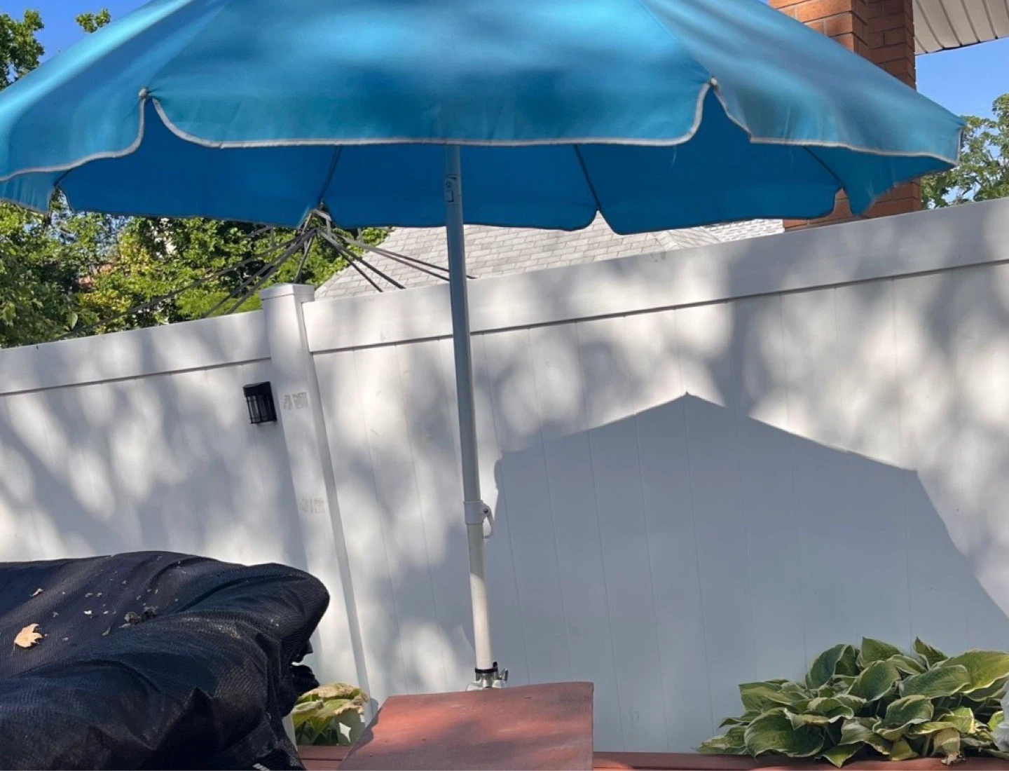 Moving Sale - Swim Up Bar with Umbrella & 2 Metal Stools - photo 3